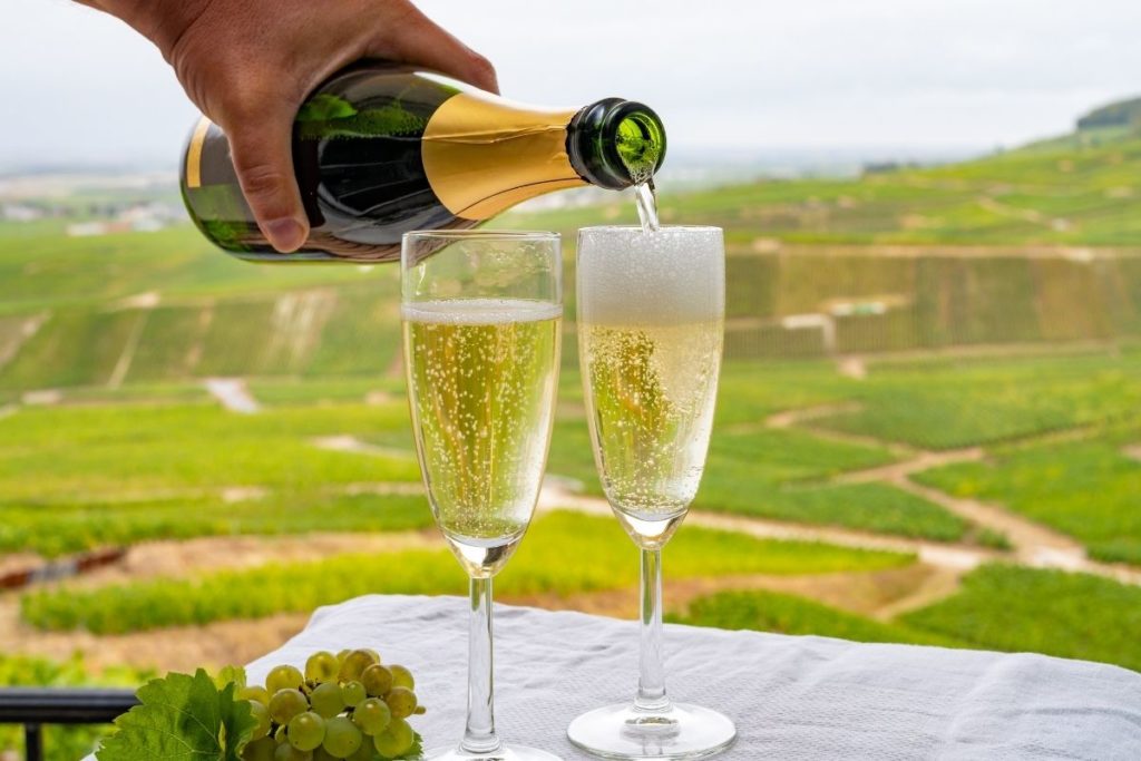 Dégustation de champagne a Épernay avec les Gites Flo, location de gîtes vacances en champagne.