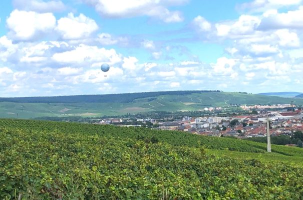Vue sur les vignobles rt le village depuis le gite l’échappée Bulles en Champagne. Location de gîtes vacances chez Gites Flo.